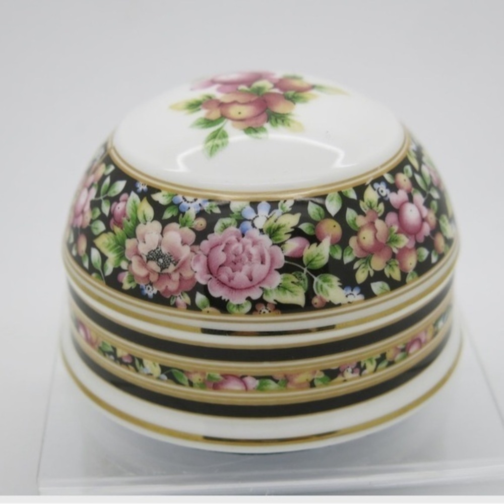 Wedgwood Clio Paperweight Made In England Excellent Condition